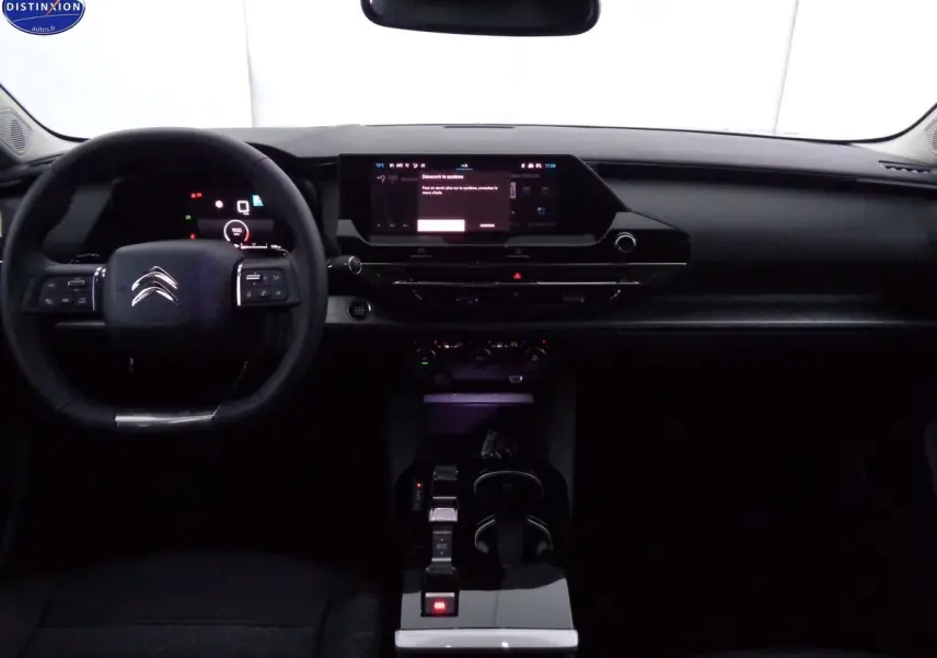 Intérieur noir du Citroën C5 X 2022, vue frontale du tableau de bord avec écran tactile et volant multifonction.
