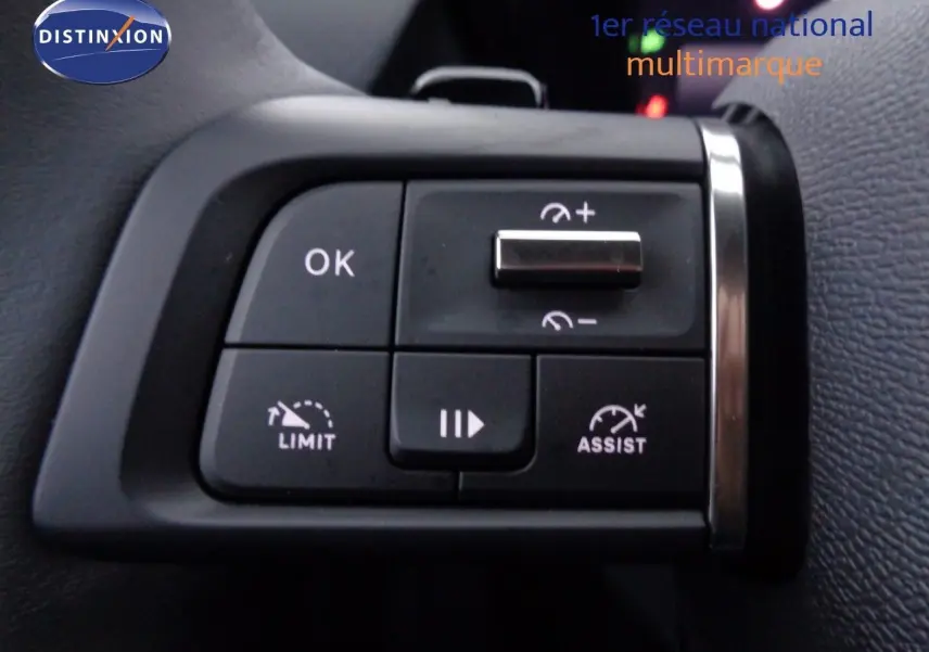 Gros plan sur les commandes de régulateur de vitesse au volant d'une Citroën C5 X noire métal 2022.