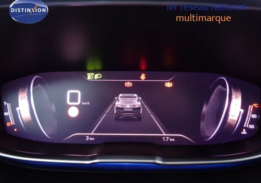 Affichage numérique du tableau de bord du Peugeot 3008 noir perle métal, montrant la vitesse et l'assistance au maintien de voie.