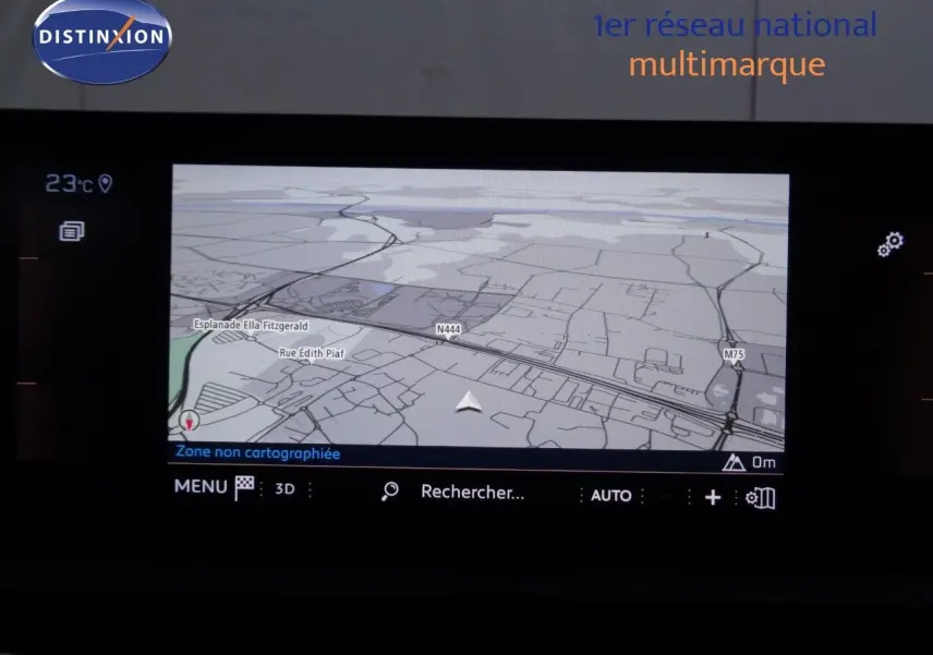 Écran de navigation GPS du Peugeot 3008 noir perle métal, affichant une carte en vue 3D intérieure.