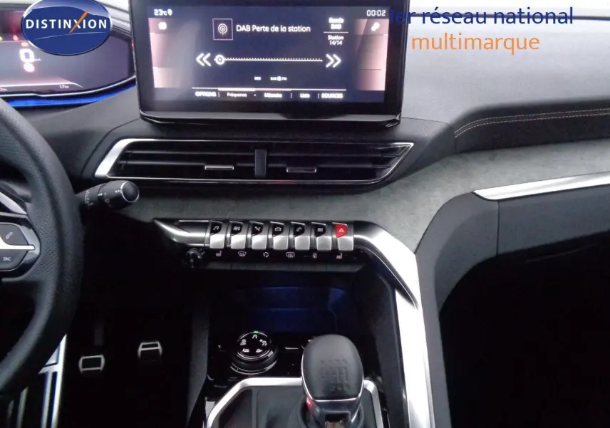 Vue intérieure centrée sur la console et le levier de vitesse d'une Peugeot 3008 noir perle métal, version manuelle.