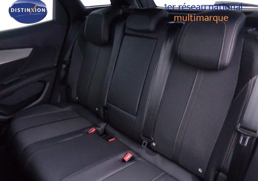 Vue intérieure sur la banquette arrière en cuir noir avec surpiqûres contrastantes du Peugeot 3008 2023.