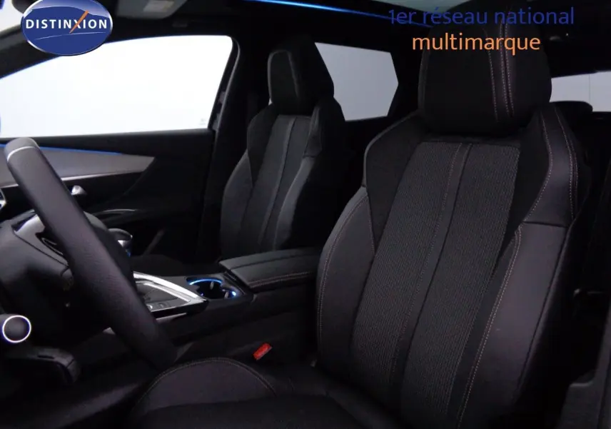Vue intérieure côté conducteur du Peugeot 3008 2023, sièges en cuir noir avec surpiqûres contrastantes.