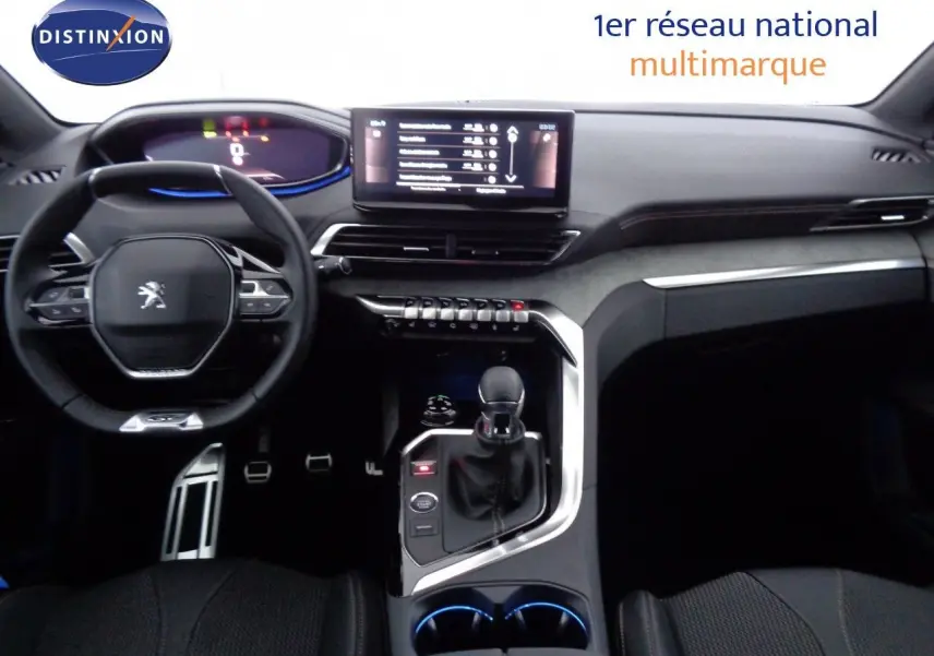 Vue intérieure avant du tableau de bord et volant du Peugeot 3008 1.2 PureTech 130ch GT avec écran tactile et console centrale moderne.