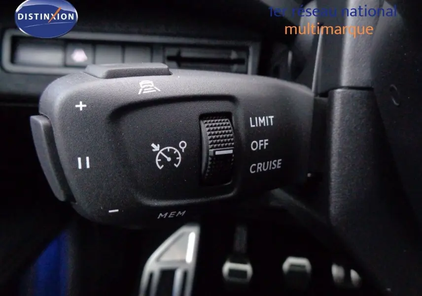 Gros plan sur la commande de régulateur de vitesse du Peugeot 3008 noir perle métal, intérieur côté conducteur.