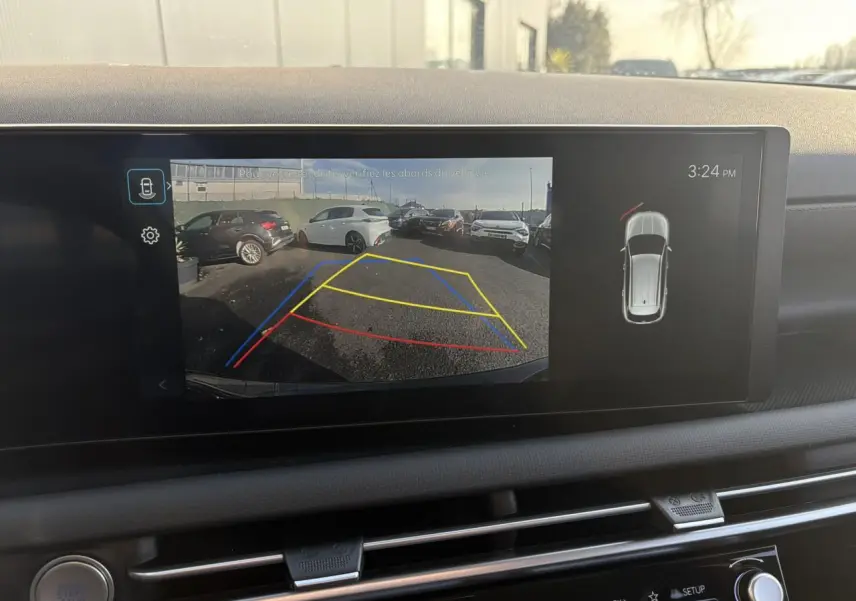 Vue de l'écran multimédia du Hyundai Tucson 2025 montrant la caméra de recul avec lignes de guidage colorées.