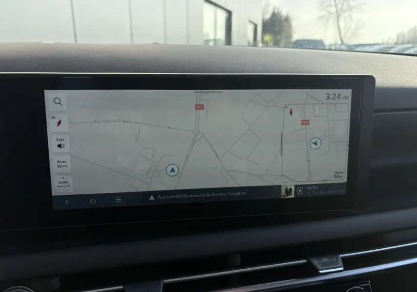 Écran tactile 12,3 pouces du Hyundai Tucson 2025 affichant la navigation GPS en intérieur voiture.