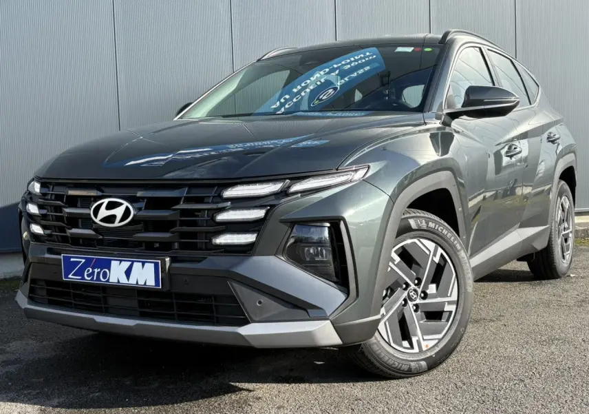 Vue 3/4 avant droit d'un Hyundai Tucson Cypress Green avec calandre noire et jantes alliage 17 pouces.