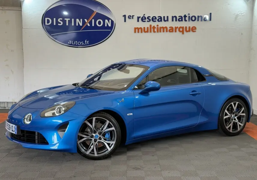 Vue de profil côté gauche d'une Alpine A110 Légende bleu électrique avec jantes alliage et phares ronds LED.