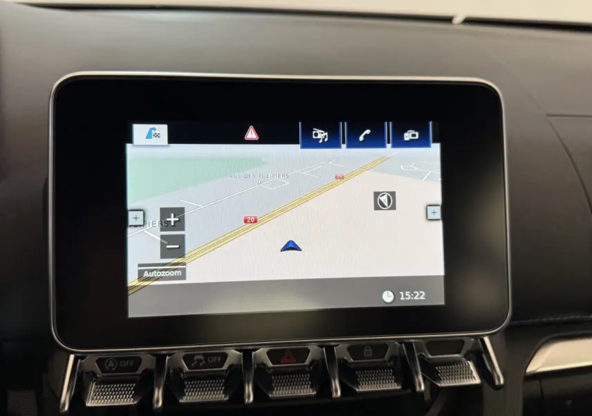 Écran tactile central affichant la navigation 3D dans l'habitacle de l'Alpine A110 Legende 2019.