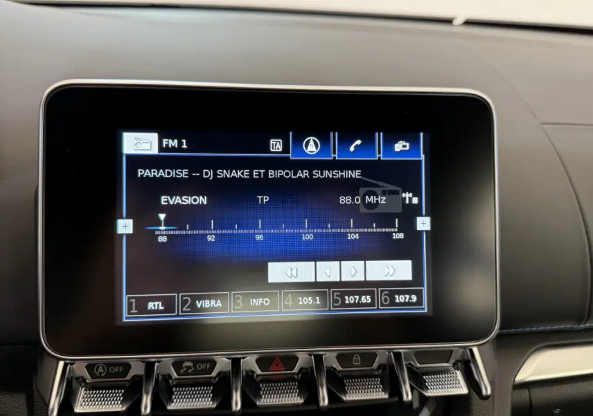 Écran tactile central affichant la radio FM dans l'habitacle noir de l'Alpine A110 Legende 2019.