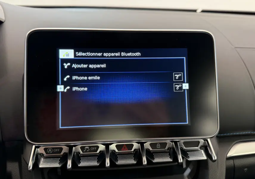 Écran tactile central affichant le menu Bluetooth dans l'habitacle de l'Alpine A110 Légende 2019.
