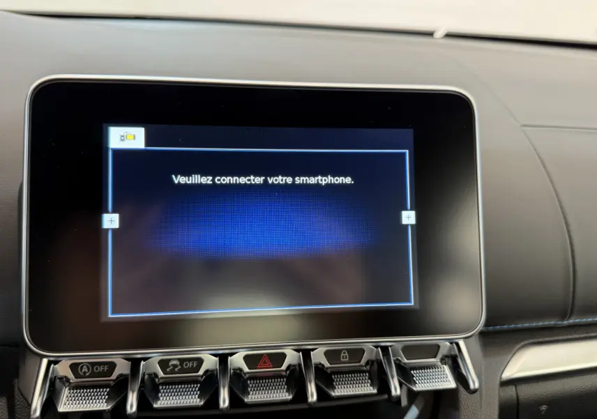 Écran tactile central affichant "Veuillez connecter votre smartphone" dans l'habitacle noir de l'Alpine A110 Legende 2019.
