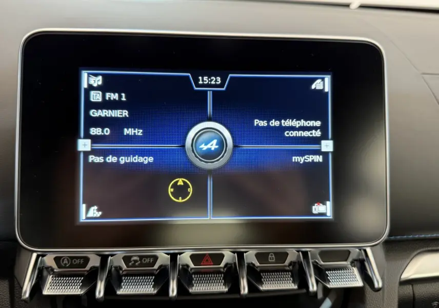 Écran tactile central affichant la radio et navigation dans l'habitacle de l'Alpine A110 Légende 2019.