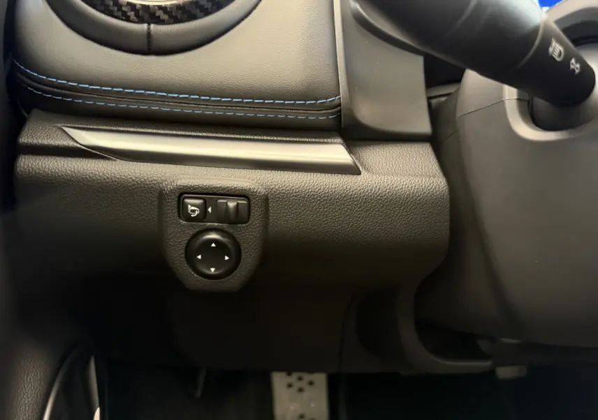 Détail des commandes de réglage des rétroviseurs côté gauche dans l'habitacle noir de l'Alpine A110 Legende 2019.