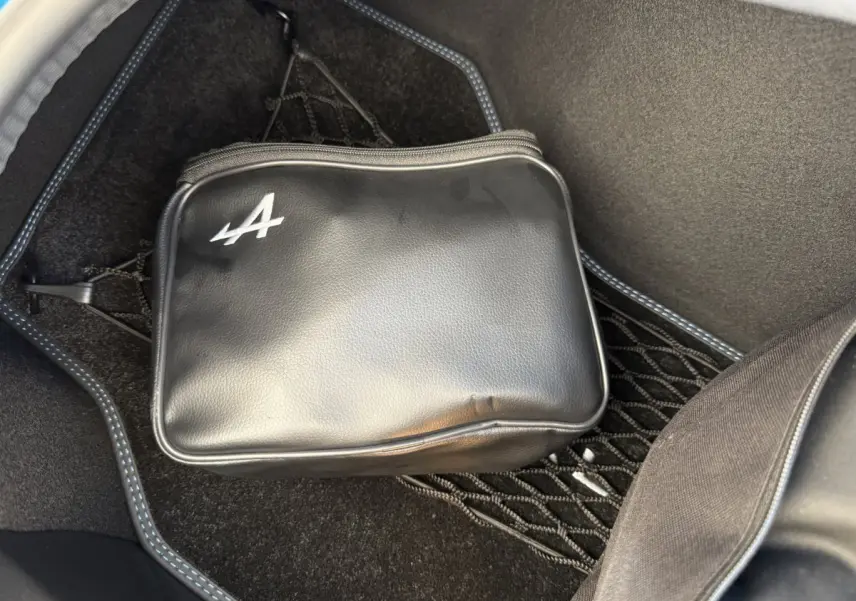 Sacoche noire avec logo Alpine dans le coffre avant de l'Alpine A110 Légende bleu 2019, vue rapprochée intérieure.