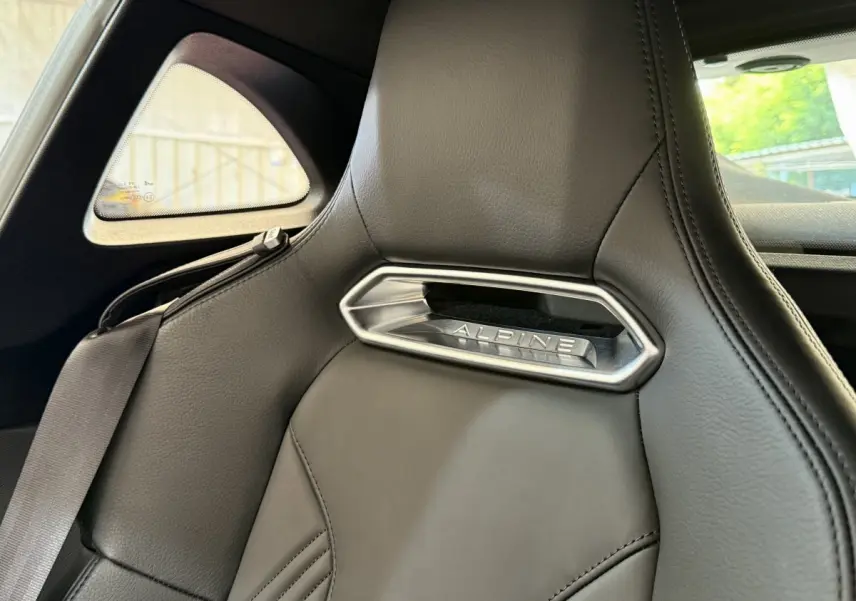 Gros plan sur l'appui-tête en cuir noir avec logo Alpine à l'arrière d'un siège de l'Alpine A110 Legende 2019.