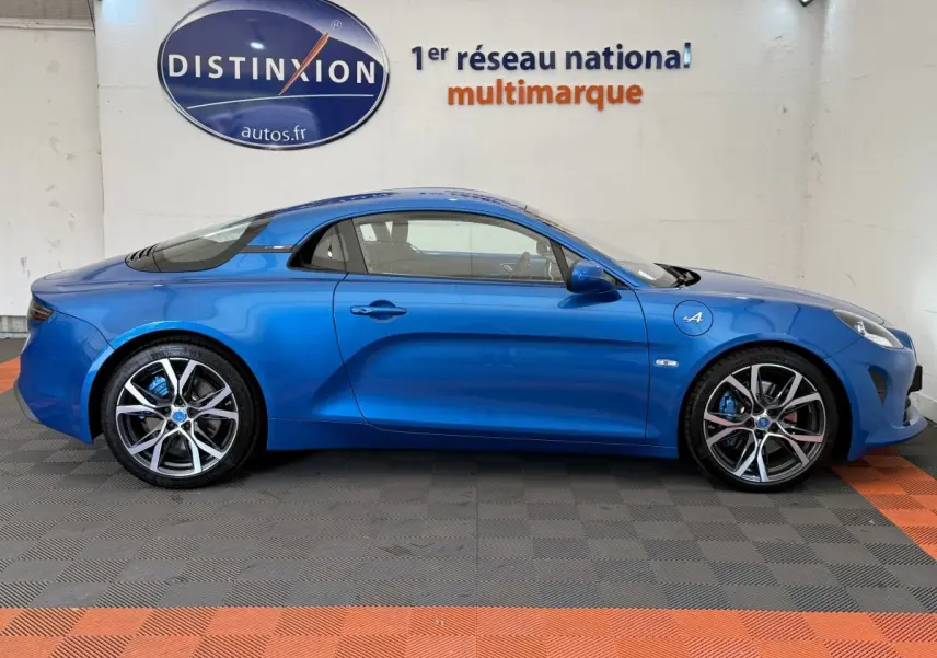 Profil droit d'une Alpine A110 Légende bleu 2019 avec jantes alliage et logo distinctif sur l'aile avant.