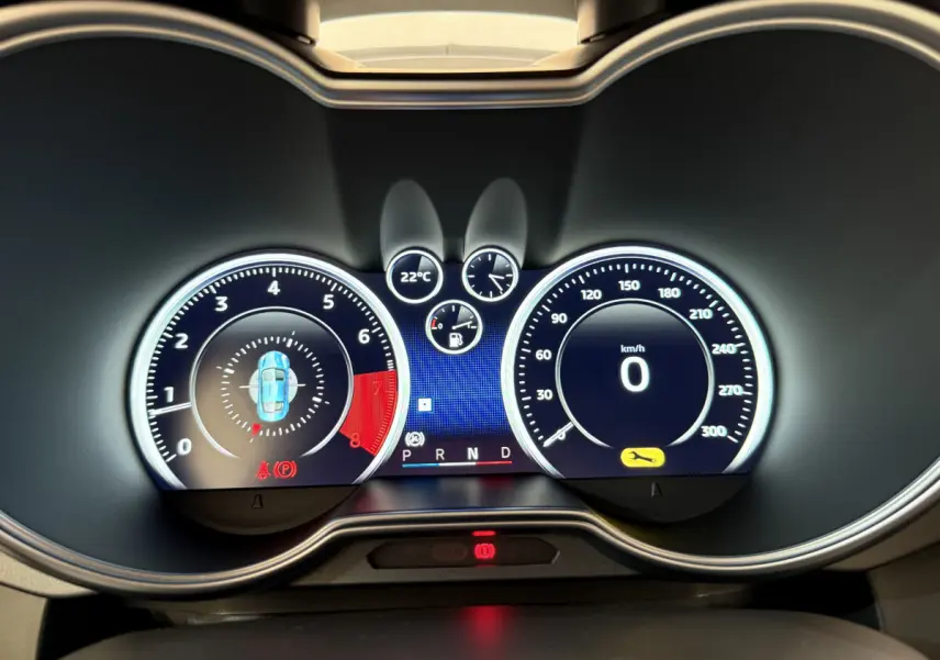 Tableau de bord numérique de l'Alpine A110 Legende 2019 affichant vitesse, température et indicateurs, vue frontale rapprochée.