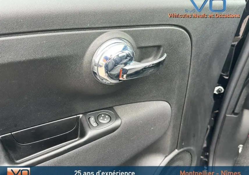 Poignée de porte intérieure chromée côté gauche d'une FIAT 500C noire 2024 avec commandes de vitre et haut-parleur.