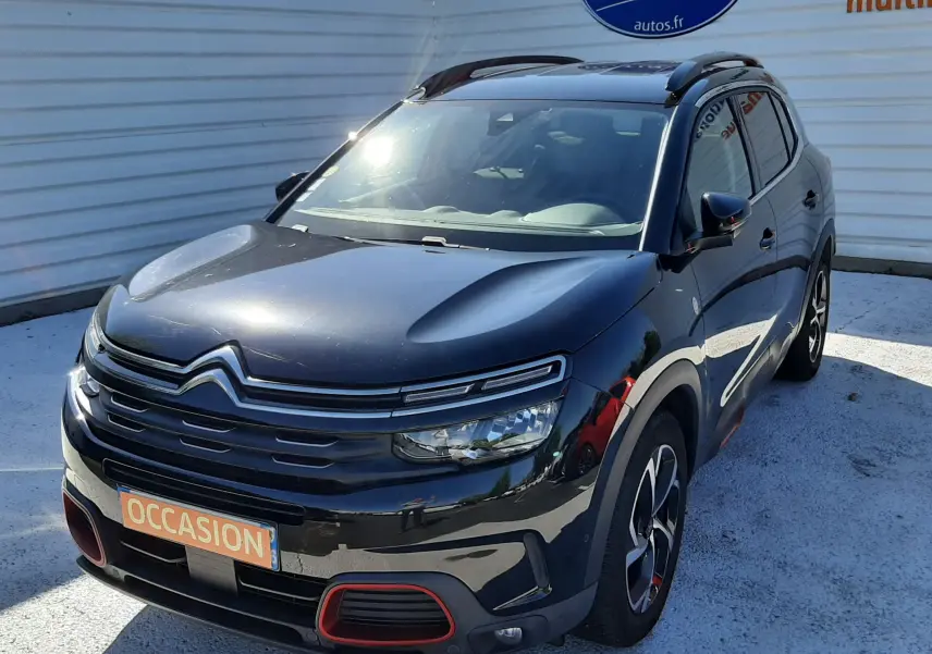 Citroën C5 Aircross noir vue 3/4 avant droit, avec détails rouges sur la calandre et jantes bi-ton.