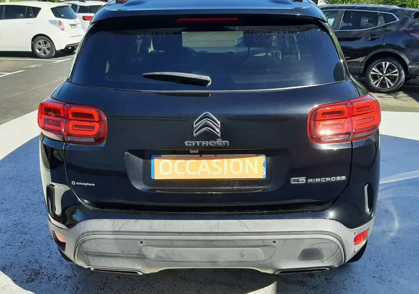 Vue arrière d'un Citroën C5 Aircross noir 2020 avec feux arrière LED et plaque d'immatriculation "OCCASION".