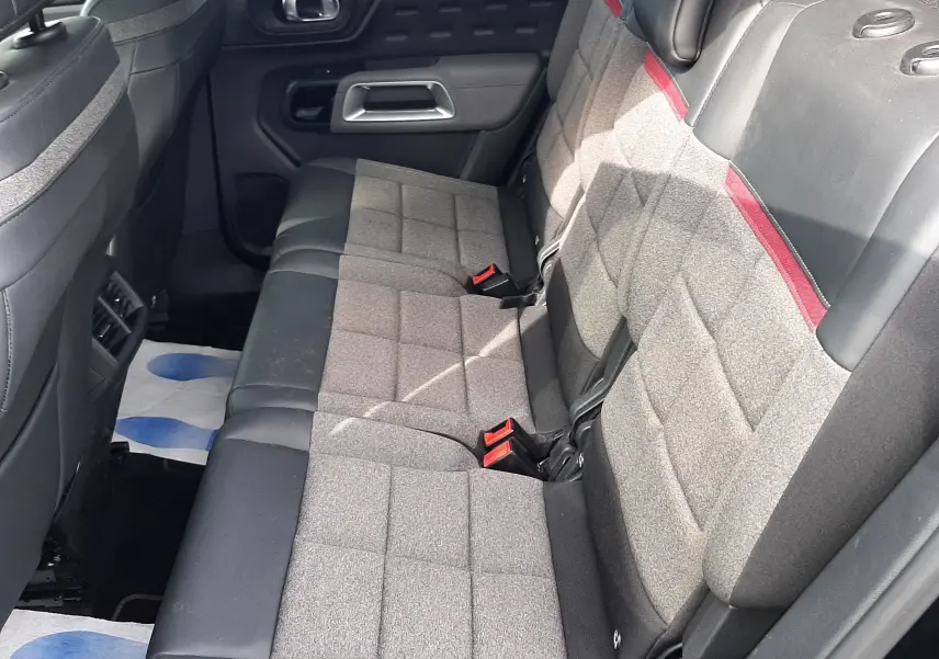 Vue latérale droite de la banquette arrière grise et noire avec surpiqûres rouges du Citroën C5 Aircross noir 2020.