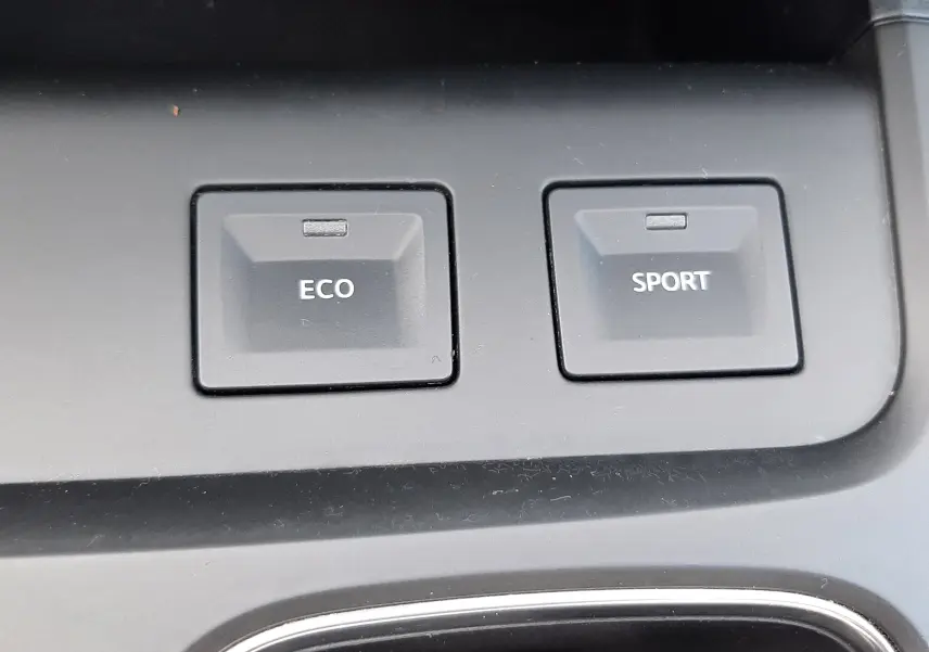 Gros plan sur les boutons de mode de conduite Eco et Sport du Citroën C5 Aircross noir, console centrale.