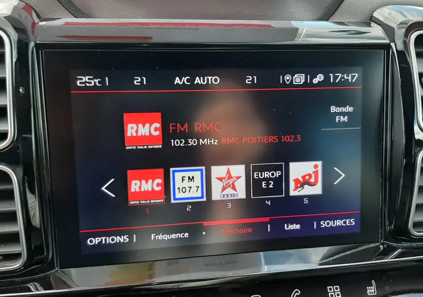 Vue rapprochée de l’écran tactile central noir du Citroën C5 Aircross 2020 affichant les stations radio FM avec interface moderne.