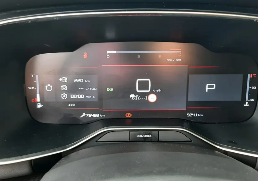 Vue rapprochée du tableau de bord numérique du Citroën C5 Aircross noir, affichant la vitesse à 0 km/h et la boîte en position parking.