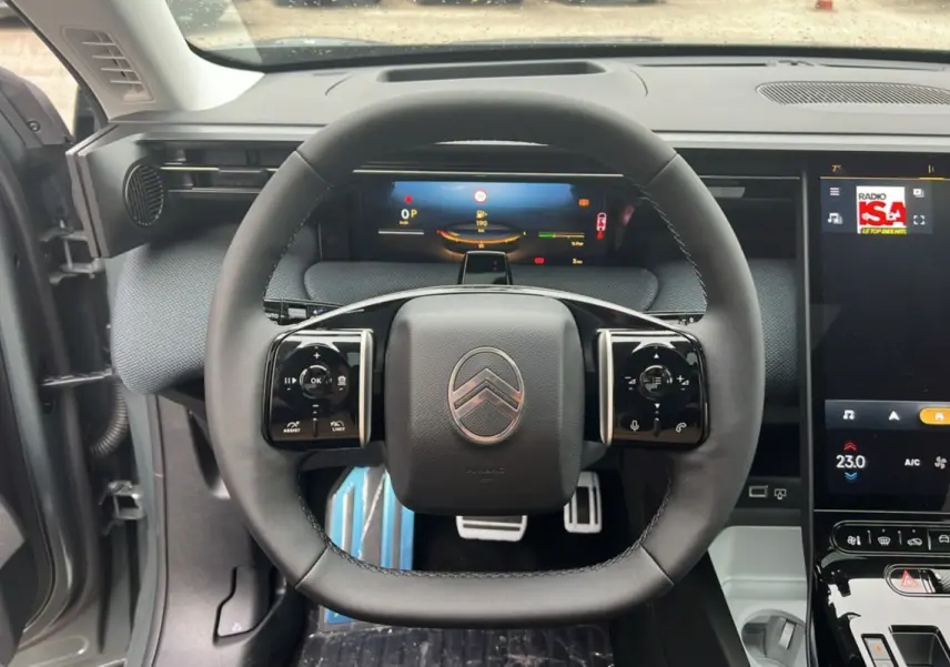 Vue intérieure centrée sur le volant cuir multifonctions du Citroën C5 Aircross New Hybrid 145 Max T.O 2026.