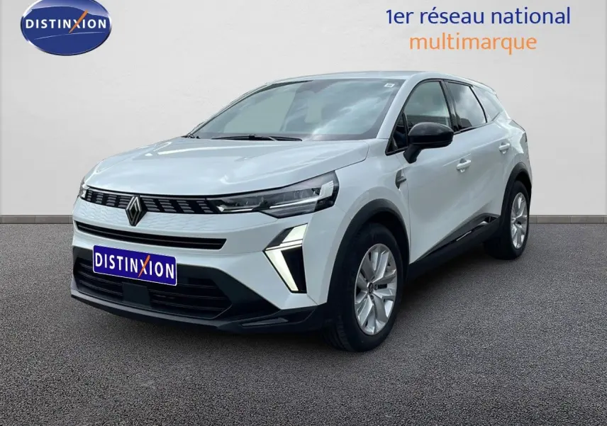 Renault Symbioz E-Tech blanc nacré, vue 3/4 avant droit, avec calandre moderne et feux LED distinctifs.