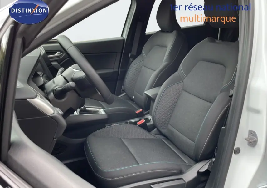Vue intérieure côté gauche de la Renault Symbioz blanc nacré, sièges tissu noir avec surpiqûres bleues et volant multifonction.