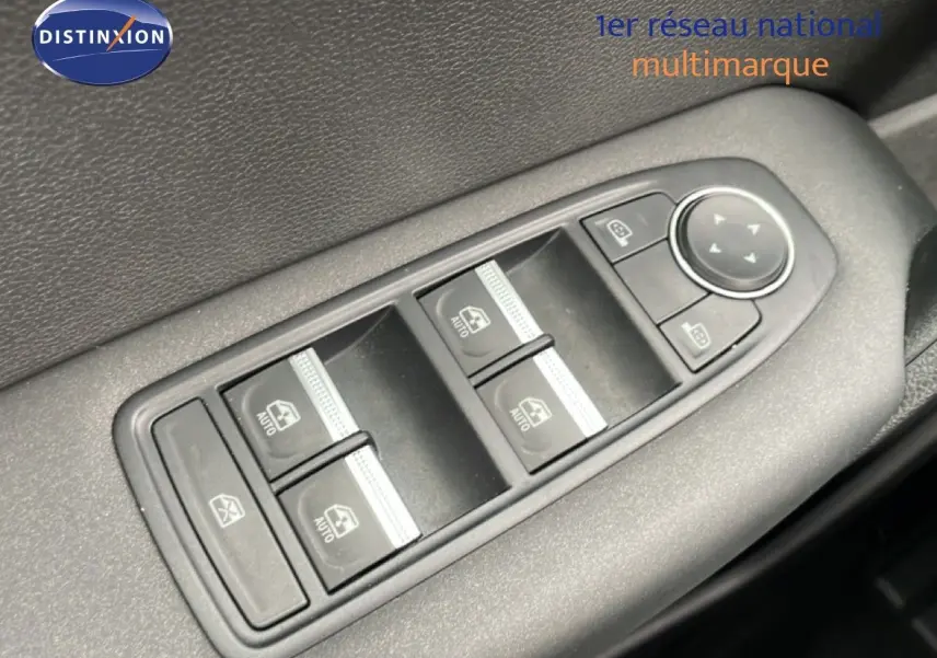 Gros plan sur les commandes des vitres électriques et des rétroviseurs côté conducteur d'une Renault Symbioz blanc nacré.