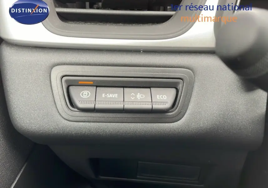 Gros plan sur les commandes E-SAVE et ECO du tableau de bord du Renault Symbioz blanc nacré 2025.