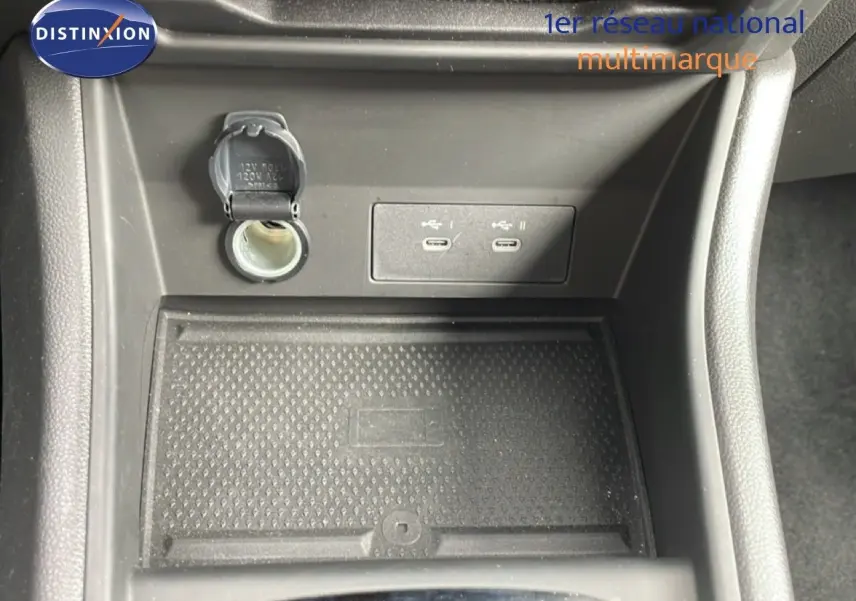 Vue rapprochée de la console centrale noire du Renault Symbioz 2025, montrant prises USB et prise 12V.