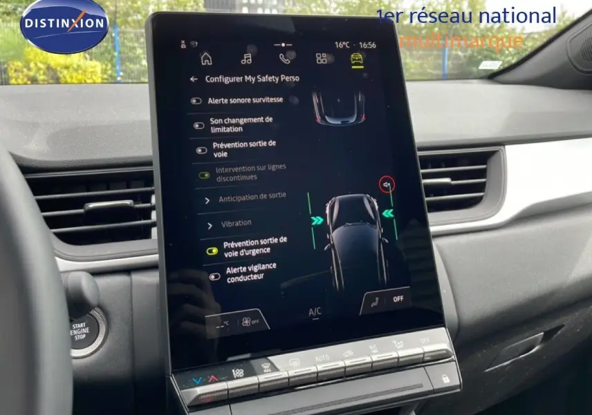 Vue intérieure centrée sur l'écran tactile du tableau de bord du Renault Symbioz blanc nacré, affichant les réglages d'assistance à la conduite.