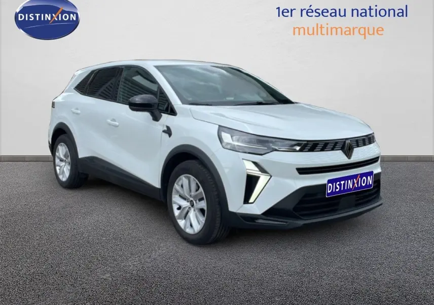 Renault Symbioz E-Tech blanc nacré, vue 3/4 avant droit, avec calandre moderne et optiques LED distinctives.