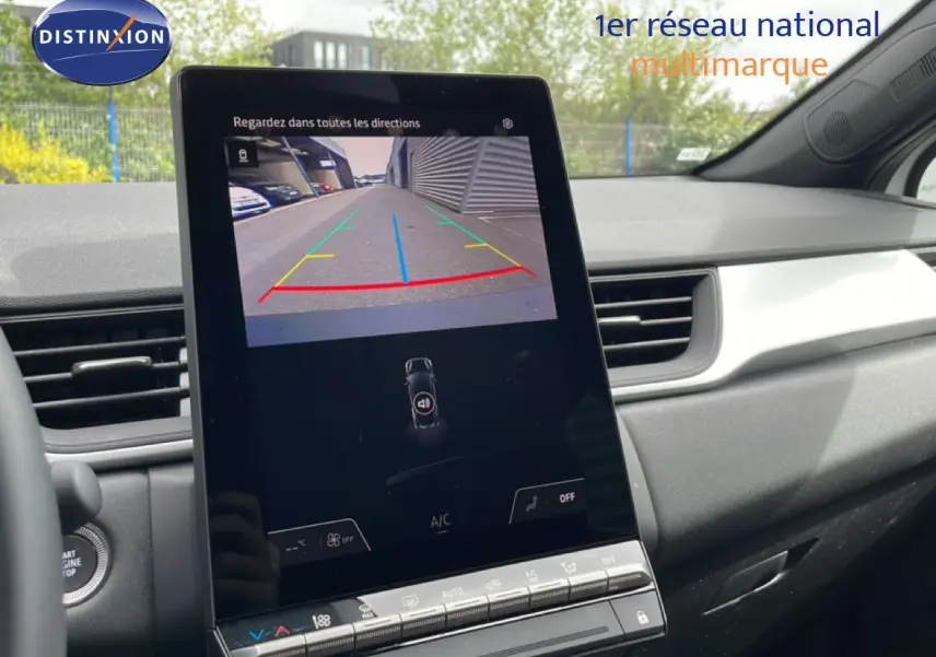 Vue rapprochée de l’écran central tactile affichant la caméra de recul dans l’habitacle clair d’une Renault Symbioz blanc nacré.
