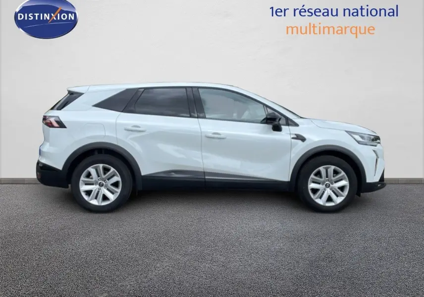 Profil droit du Renault Symbioz blanc nacré, SUV hybride 2025 avec jantes alliage et détails noirs contrastants.
