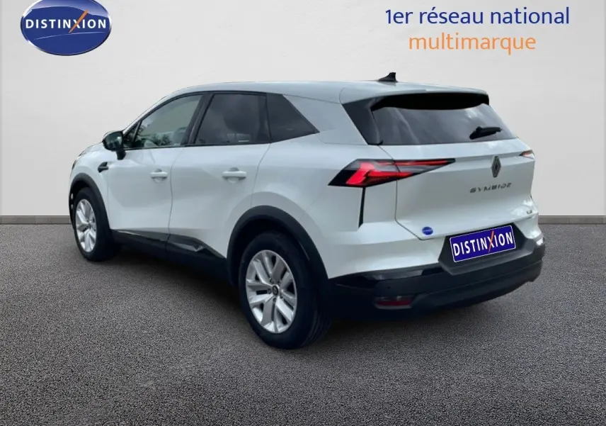 Vue 3/4 arrière droite du Renault Symbioz blanc nacré, soulignant ses feux arrière LED et son design moderne.
