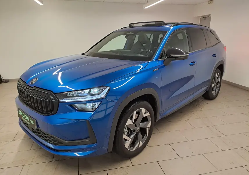 Vue 3/4 avant droit du Skoda Kodiaq Bleu RS 2025 avec toit panoramique et jantes alliage distinctives.