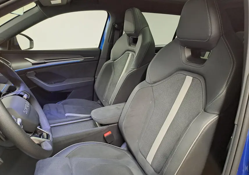 Vue intérieure côté conducteur du Skoda Kodiaq Bleu RS 2025, sièges sport en cuir et alcantara avec surpiqûres contrastées.