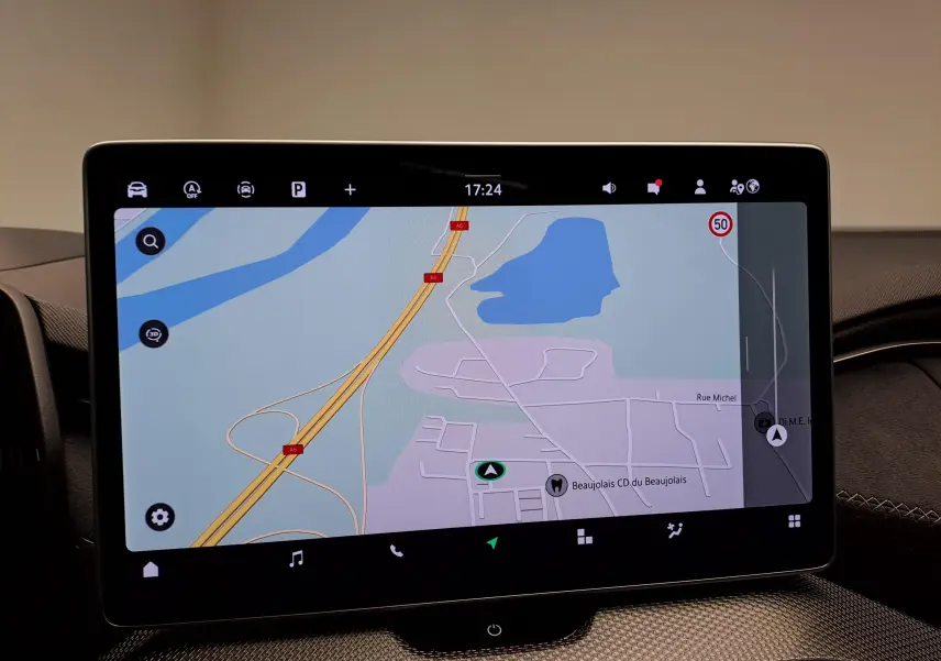 Écran tactile du système de navigation du Skoda Kodiaq Bleu RS, affichant une carte routière en intérieur.