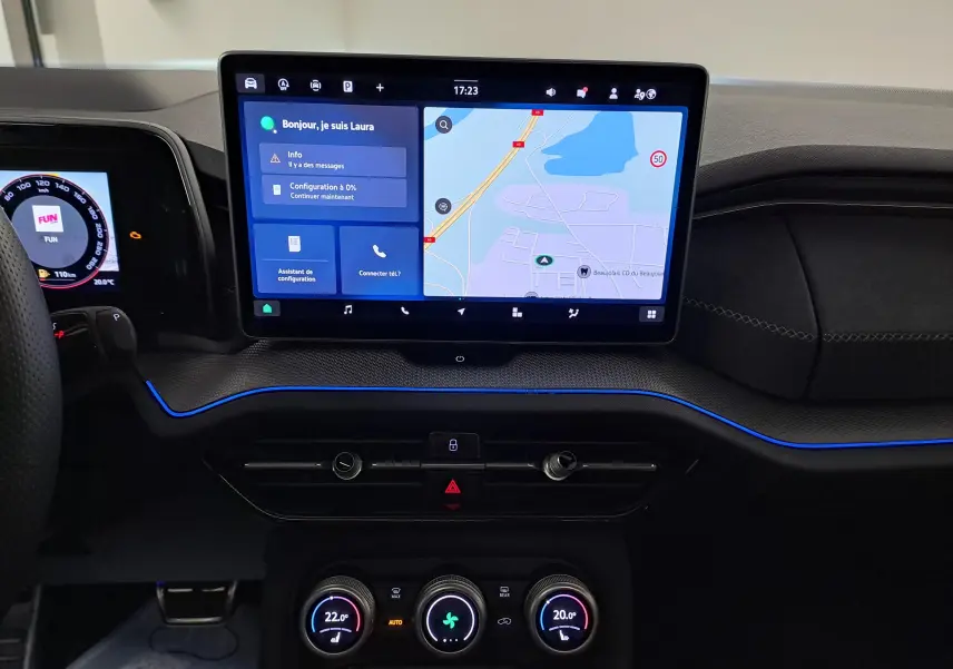 Vue intérieure du tableau de bord du Skoda Kodiaq 2025 avec écran tactile central affichant la navigation et ambiance lumineuse bleue.