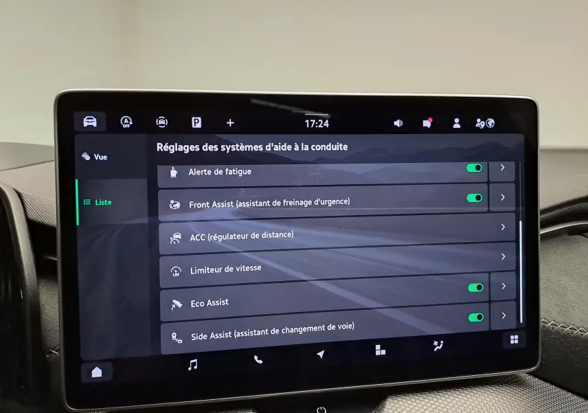 Écran tactile intérieur du Skoda Kodiaq 2025 affichant les réglages des aides à la conduite.