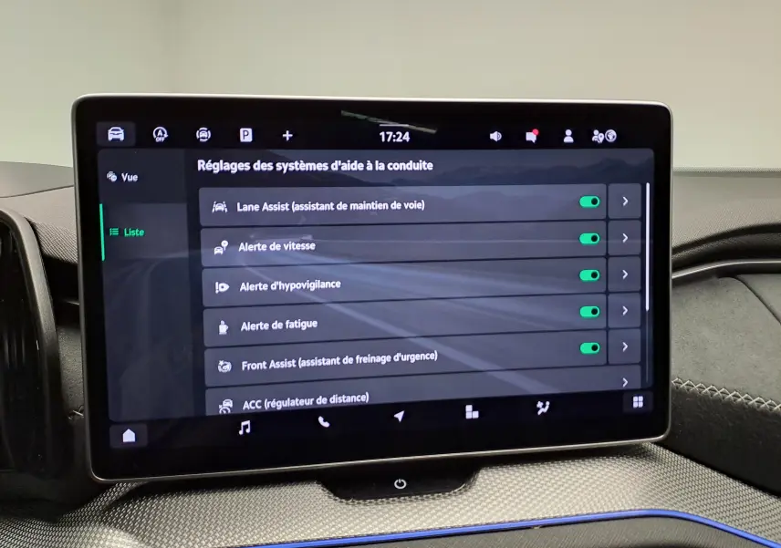 Écran tactile central du Skoda Kodiaq 2025 affichant les réglages des aides à la conduite, intérieur avec finition Sportline.
