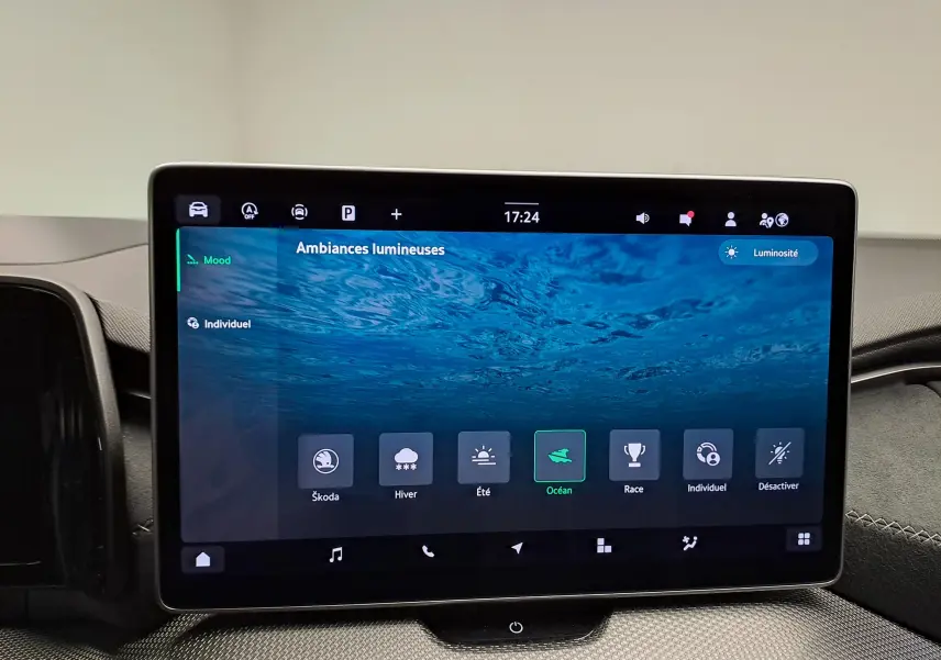 Écran tactile intérieur du Skoda Kodiaq 2025 affichant les ambiances lumineuses avec thème Océan.