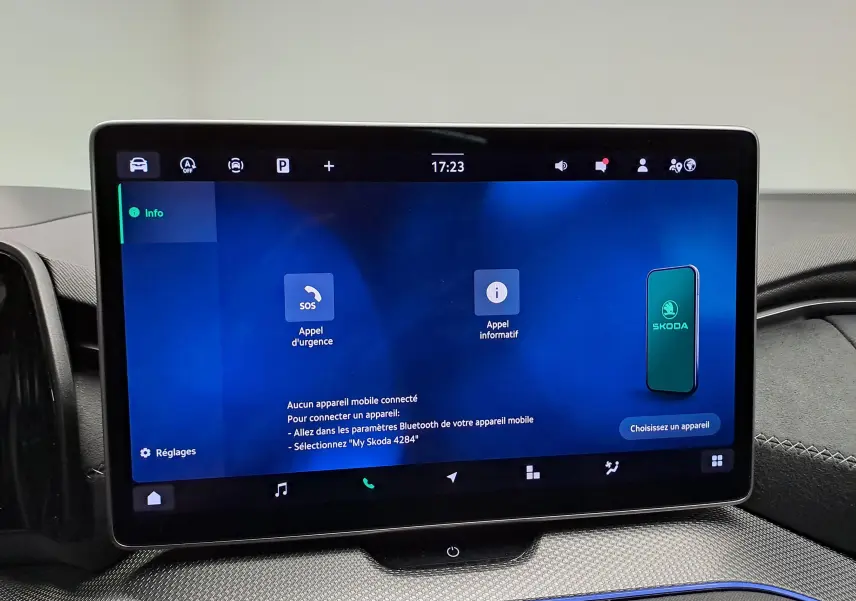 Écran tactile central du Skoda Kodiaq 2025 affichant les options d'appel d'urgence et de connexion mobile.