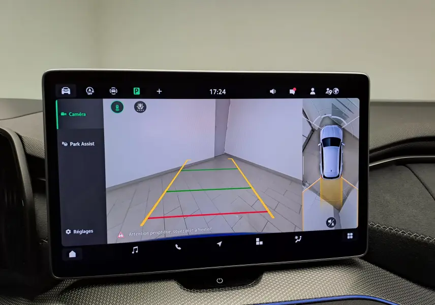Écran tactile du Skoda Kodiaq Bleu RS 2025 montrant la caméra 360° et l’assistance au stationnement en vue intérieure.